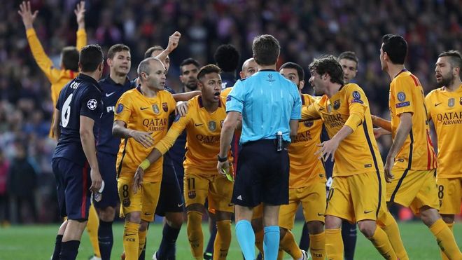 Los jugadores del Barça protestan la decisión de Nicola Rizzoli en el Atlético - Barça de 2016 en Champions Los jugadores del Barça protestan la decisión de Nicola Rizzoli en el Atlético - Barça de 2016 en Champions