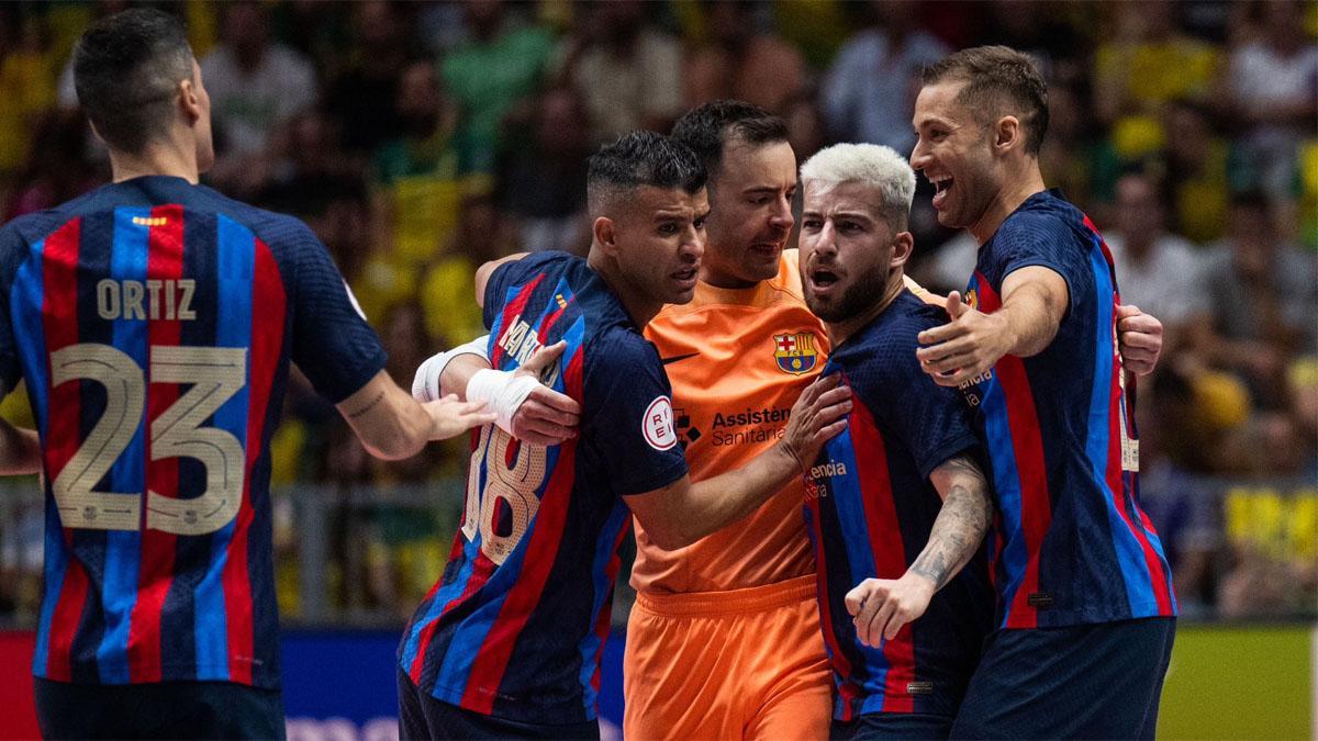Sala de fútbol |  El Barça celebra en la pista el título de fútbol sala