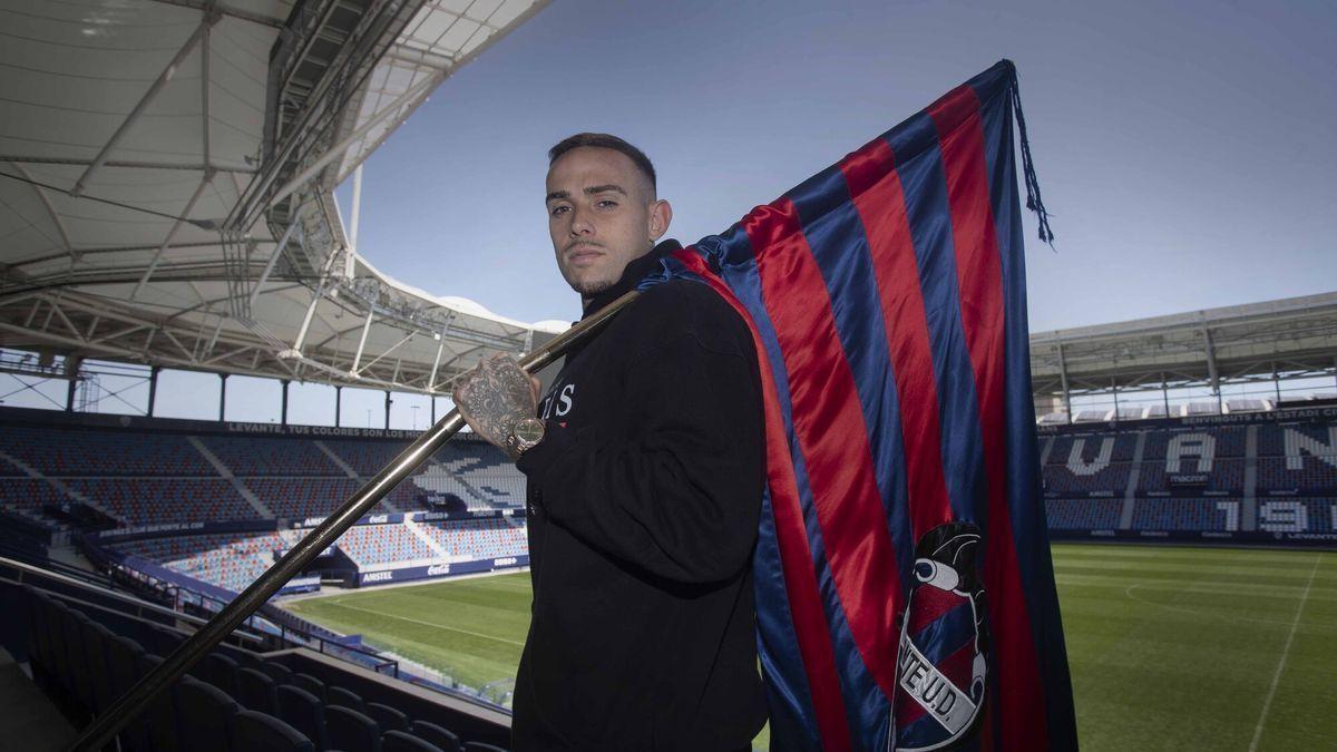 Roger Martí, leyenda del Levante y uno de los capitanes, abandera el sentimiento de fe y lucha al que se tienen que aferrar los granotas para conseguir la permanencia. Roger Martí, leyenda del Levante y uno de los capitanes, abandera el sentimiento de fe y lucha al que se tienen que aferrar los granotas para conseguir la permanencia.