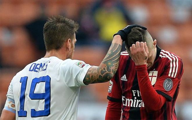 Denis, el goleador del Atalanta, consuela a Ménez en San Siro Denis, el goleador del Atalanta, consuela a Ménez en San Siro