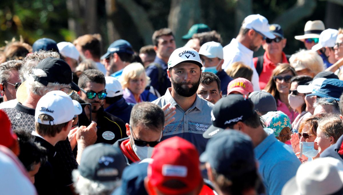 Jon, con cara de circunstancias, rodeado de gente tras finalizar su mala vuelta Jon, con cara de circunstancias, rodeado de gente tras finalizar su mala vuelta