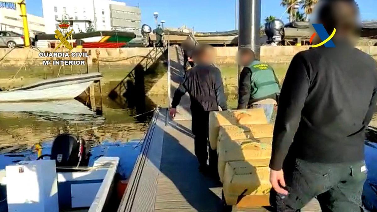 Desmantelada una organización que introducía hachís por las costas de Ayamonte en Huelva