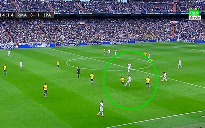 Cristiano Ronaldo le da una patada a Simón Cristiano Ronaldo le da una patada a Simón