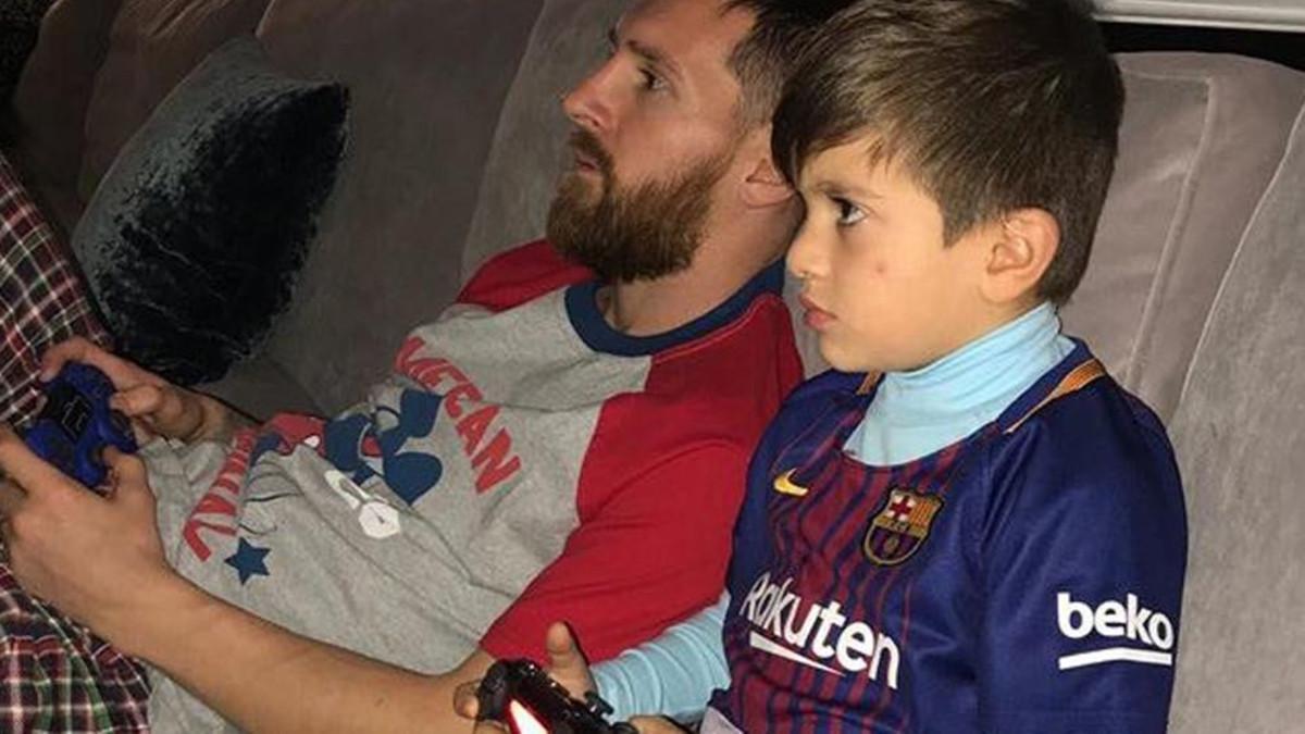Lionel Messi and his son on the PlayStation... who was Madrid?