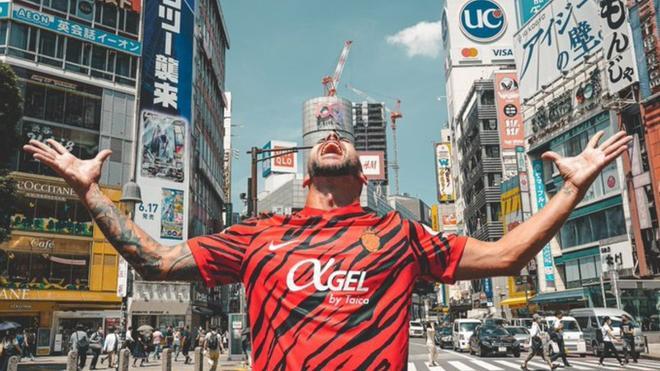 El Mallorca presenta la nueva camiseta y un acuerdo de patrocinio en Tokio