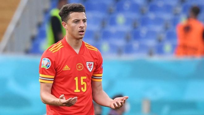 Ampadu, después de ver la cartulina roja Ampadu, después de ver la cartulina roja