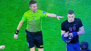 En el fútbol siempre habrá situaciones que nos falten por ver: ¡Le pide al árbitro que le saque amarilla por quitarse la camiseta!