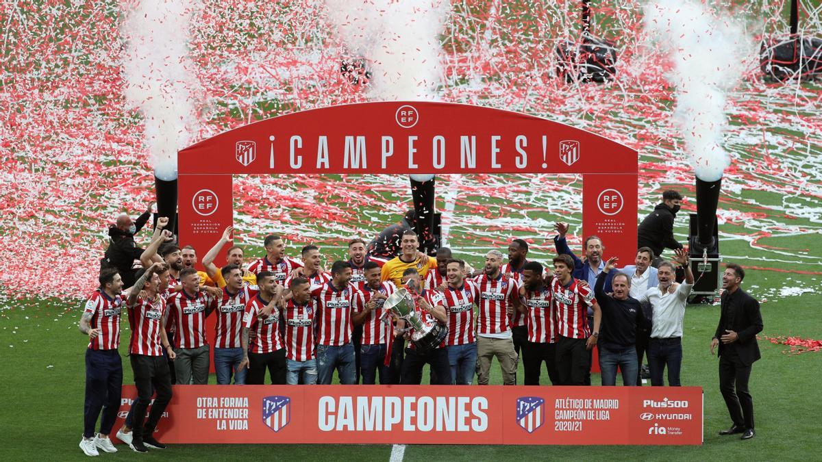 El Atlético de Madrid recibe la copa de campeón de Liga 2020-21