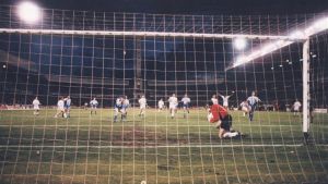González, en el momento de parar el penalti Djukic González, en el momento de parar el penalti Djukic