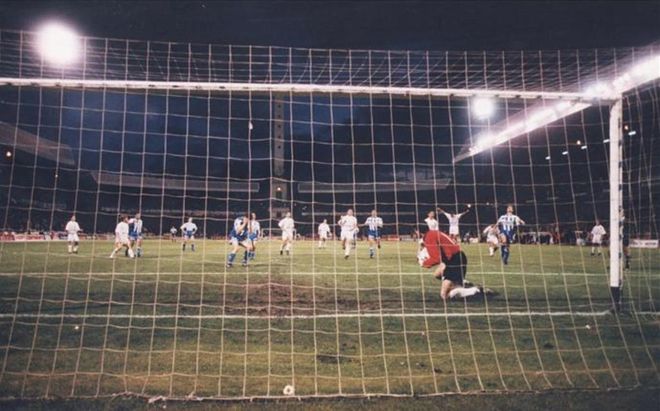 González, en el momento de parar el penalti Djukic González, en el momento de parar el penalti Djukic