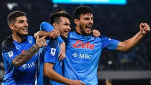 Los jugadores del Nápoles, celebrando un gol de Hirving Lozano