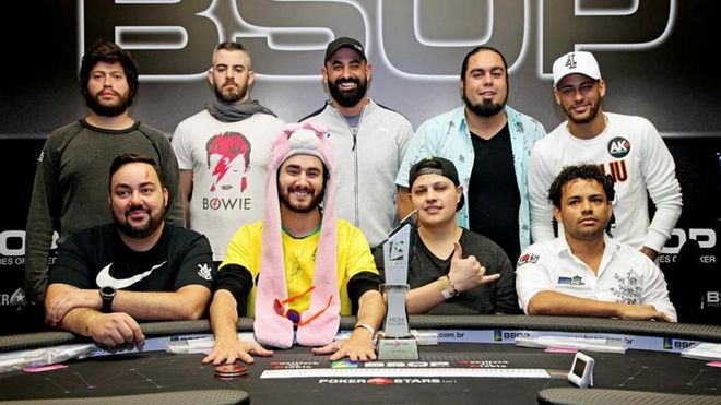 Neymar, posando con algunos de sus contrincantes en el High Roller Neymar, posando con algunos de sus contrincantes en el High Roller