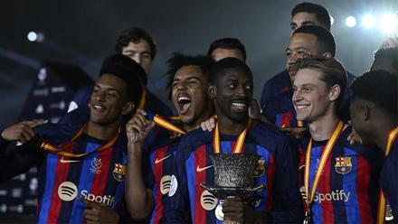De Jong celebra junto a Dembélé y Balde la Supercopa de España