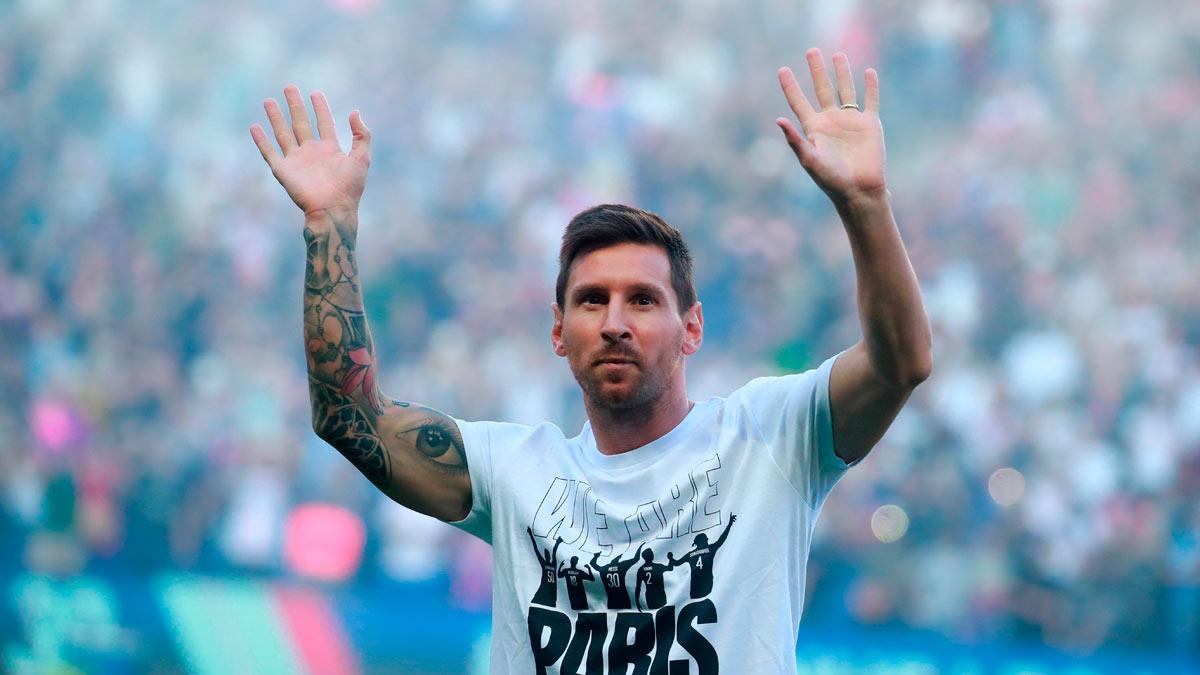 Messi saludando a la afición del PSG