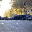 Agentes de Policía en la Embajada de EEUU en Madrid donde se ha recibido un paquete bomba, a 1 de diciembre de 2022, en Madrid (España).