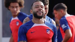 Memphis, sonriente durante el entrenamiento del Atlético
