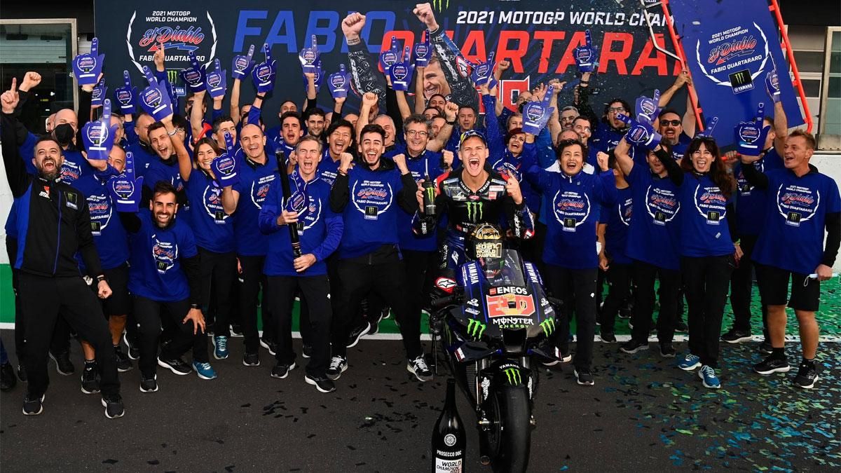 Quartararo celebró su título de campeón de MotoGP con el personal de Yamaha Quartararo celebró su título de campeón de MotoGP con el personal de Yamaha
