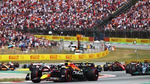Verstappen, al frente en una movida carrera en Barcelona