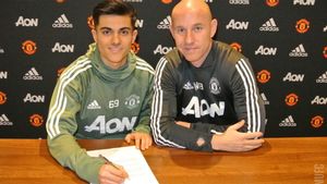 Arnau Puigmal firmó su primer contrato profesional con el United Arnau Puigmal firmó su primer contrato profesional con el United