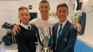 Arthur, con Cristiano y Dybala y el título recién conseguido Arthur, con Cristiano y Dybala y el título recién conseguido