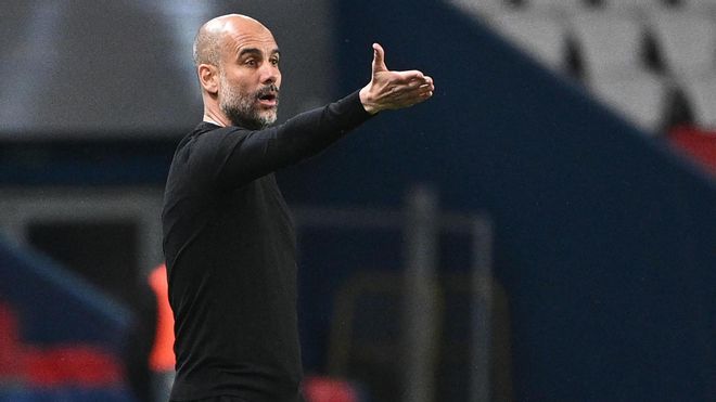 Guardiola da instrucciones a su equipo en París Guardiola da instrucciones a su equipo en París