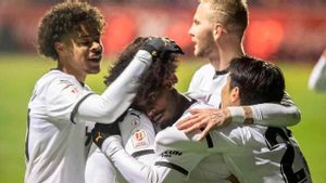 Los jugadores del Valencia celebran uno de los goles al Yeclano Los jugadores del Valencia celebran uno de los goles al Yeclano