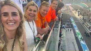 Koeman y su familia, en el circuito de Yas Marina celebrando el triunfo de Verstappen