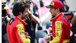 Sainz y Leclerc celebran el éxito de Ferrari en la clasificación de Monza