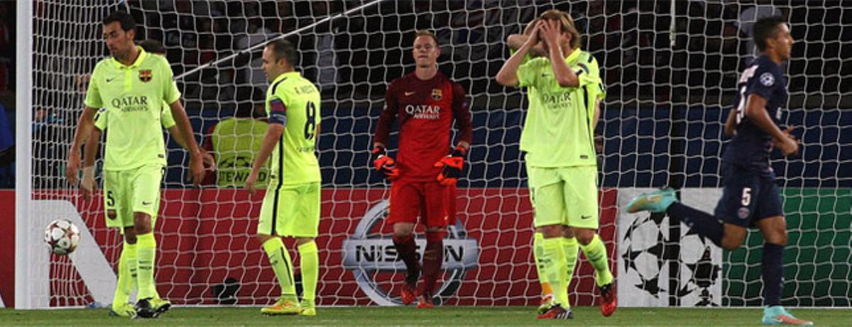 Los jugadores del Barça se lamentan del gol de Verratti 