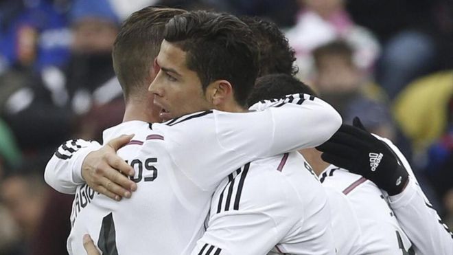 Sergio Ramos y Cristiano Ronaldo se abrazan durante un partido de Liga Sergio Ramos y Cristiano Ronaldo se abrazan durante un partido de Liga