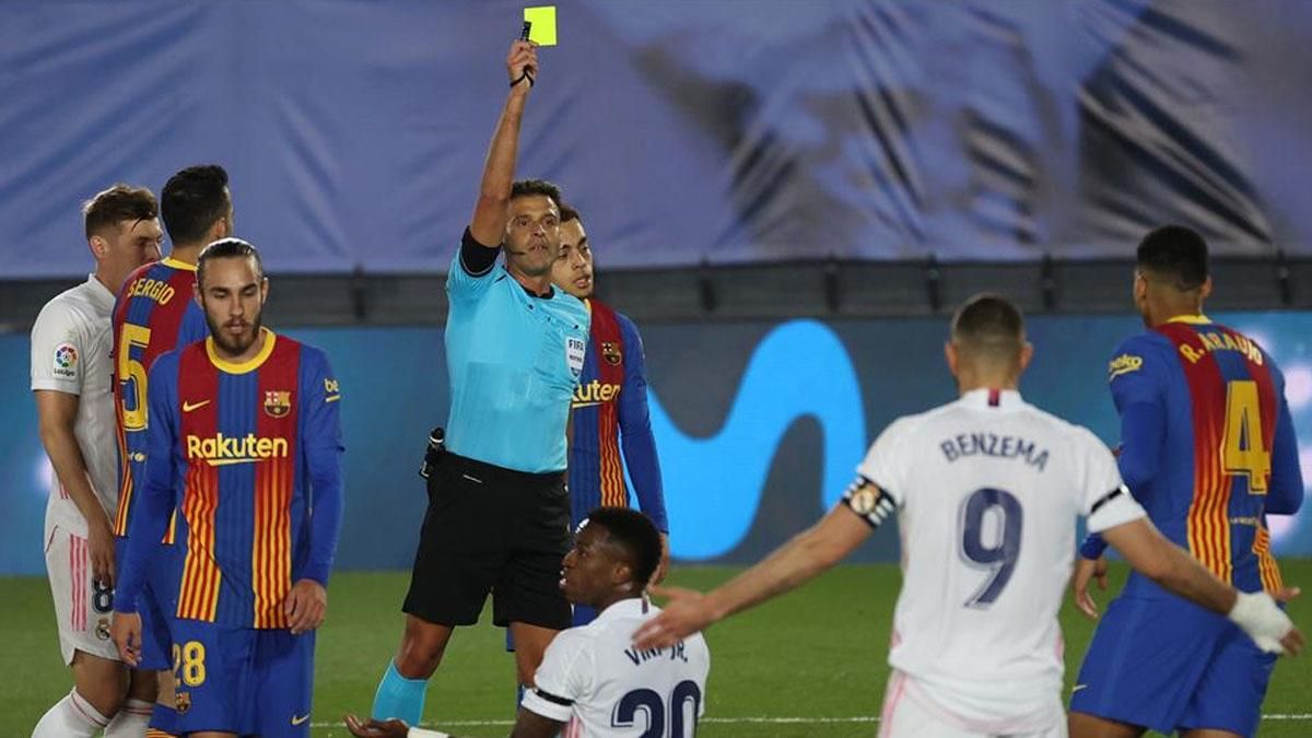 Gil Manzano amonesta a Araujo en la falta que supuso el 2-0 para el Real Madrid Gil Manzano amonesta a Araujo en la falta que supuso el 2-0 para el Real Madrid