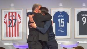Laporta abraza a Bojan y se emociona en el acto de la retirada del exdelantero del Barça