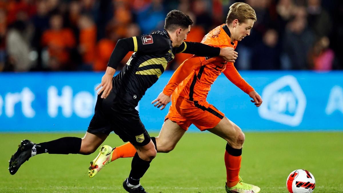 De Jong conduce el balón en el partido de clasificación al Mundial ante Gibraltar De Jong conduce el balón en el partido de clasificación al Mundial ante Gibraltar