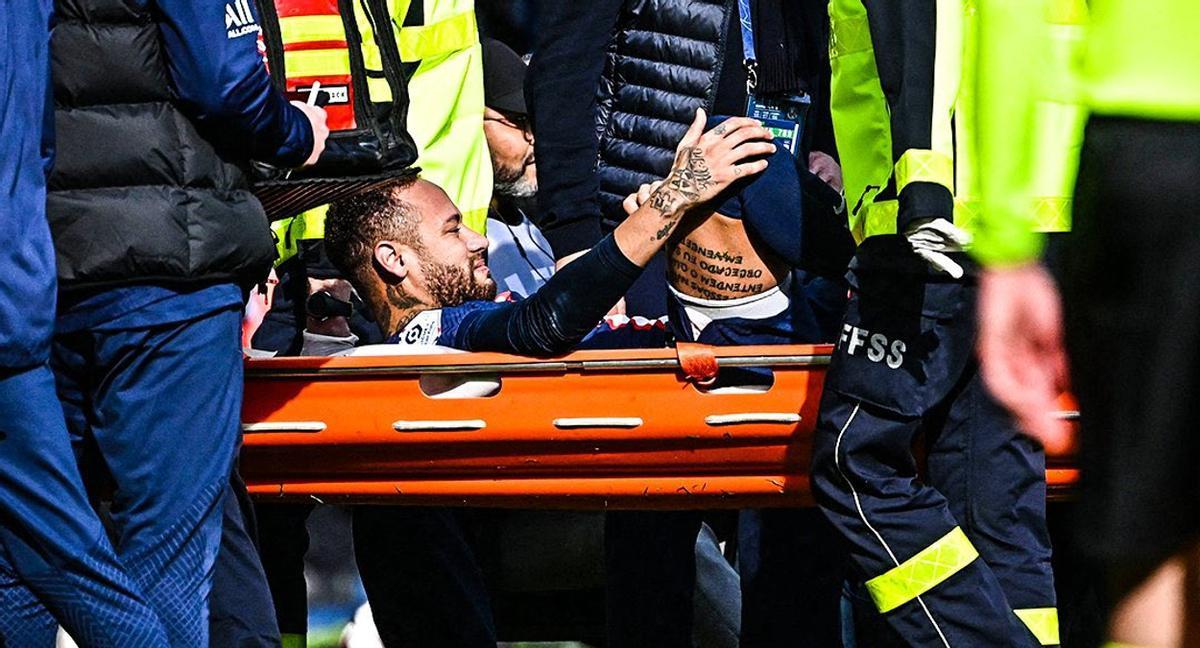 Neymar salió en camilla tras terrible lesión de tobillo ante el Lille