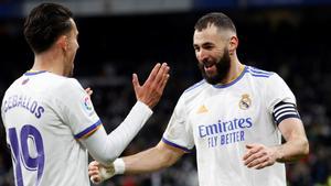 Ceballos, junto a Benzema, en uno de los pocos partidos que ha jugado esta temporada