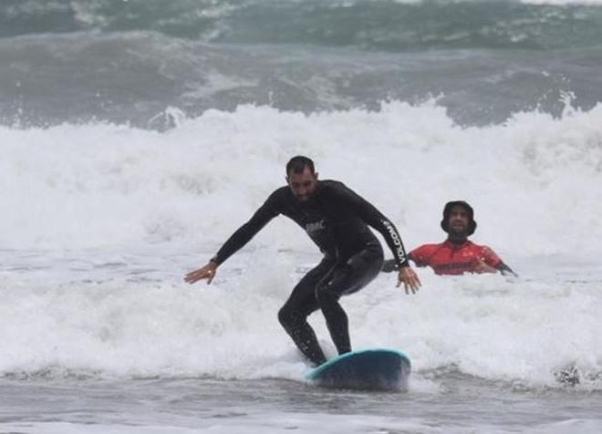 Borja Iglesias se pasa al surf durante sus vacaciones