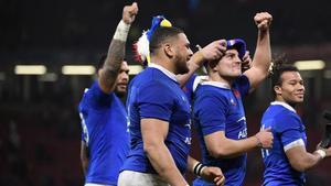 Francia supo sufrir para arrancar un triunfo clave en Cardiff