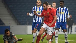 Marchesin intenta detener un disparo de Vertonghen Marchesin intenta detener un disparo de Vertonghen