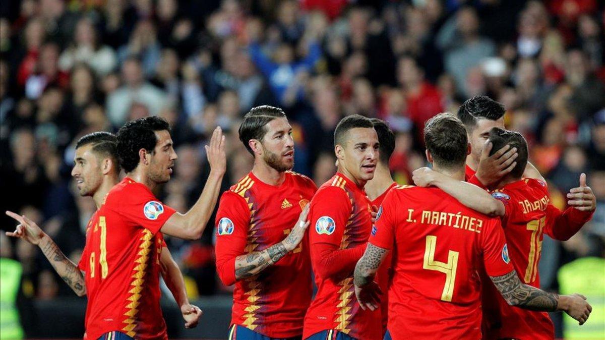 Los jugadores de la selección española celebran el gol anotado por el delantero Rodrigo Moreno