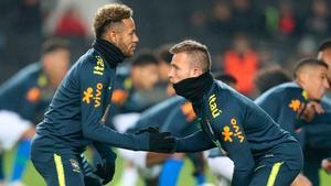 Neymar y Arthur durante un calentamiento con la selección brasileña