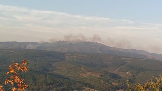 Sin tregua en los montes gallegos: un incendio nocturno en Maceda releva al de Arbo