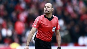 Mateu Lahoz, durante un partido. Mateu Lahoz, durante un partido.