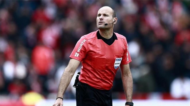 Mateu Lahoz, durante un partido. Mateu Lahoz, durante un partido.