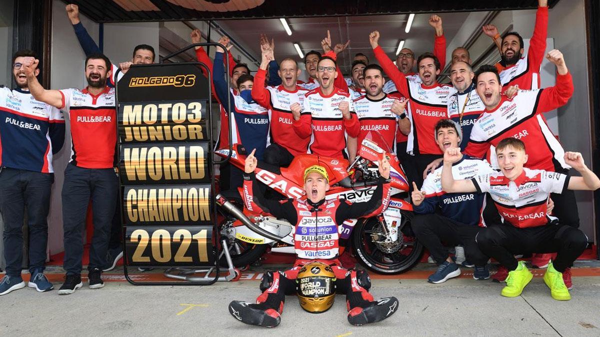 Holgado celebra su título en el Mundial júnior de Moto3
