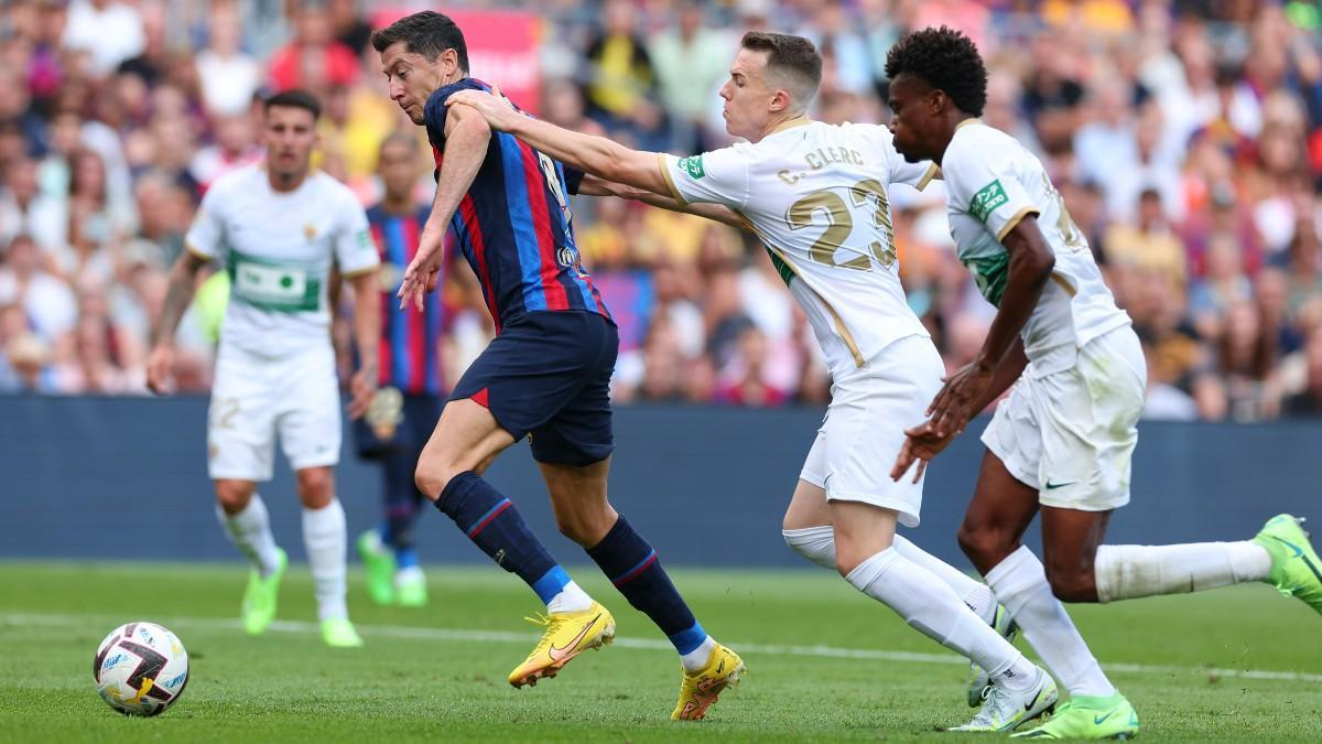 Robert Lewandowski en una acción ofensiva frente al Elche en el Camp Nou Robert Lewandowski en una acción ofensiva frente al Elche en el Camp Nou