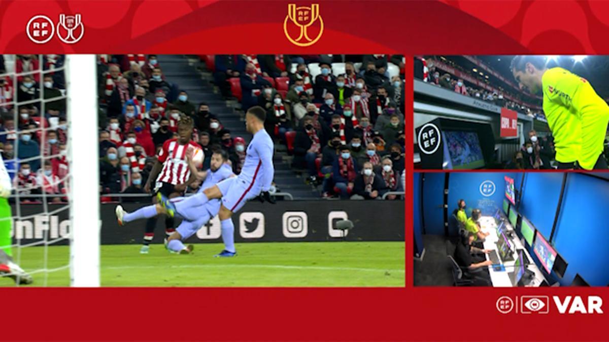 Athletic - FC Barcelona | Muniain marcó de penalti tras unas manos de Jordi Alba que el árbitro revisó en el VAR