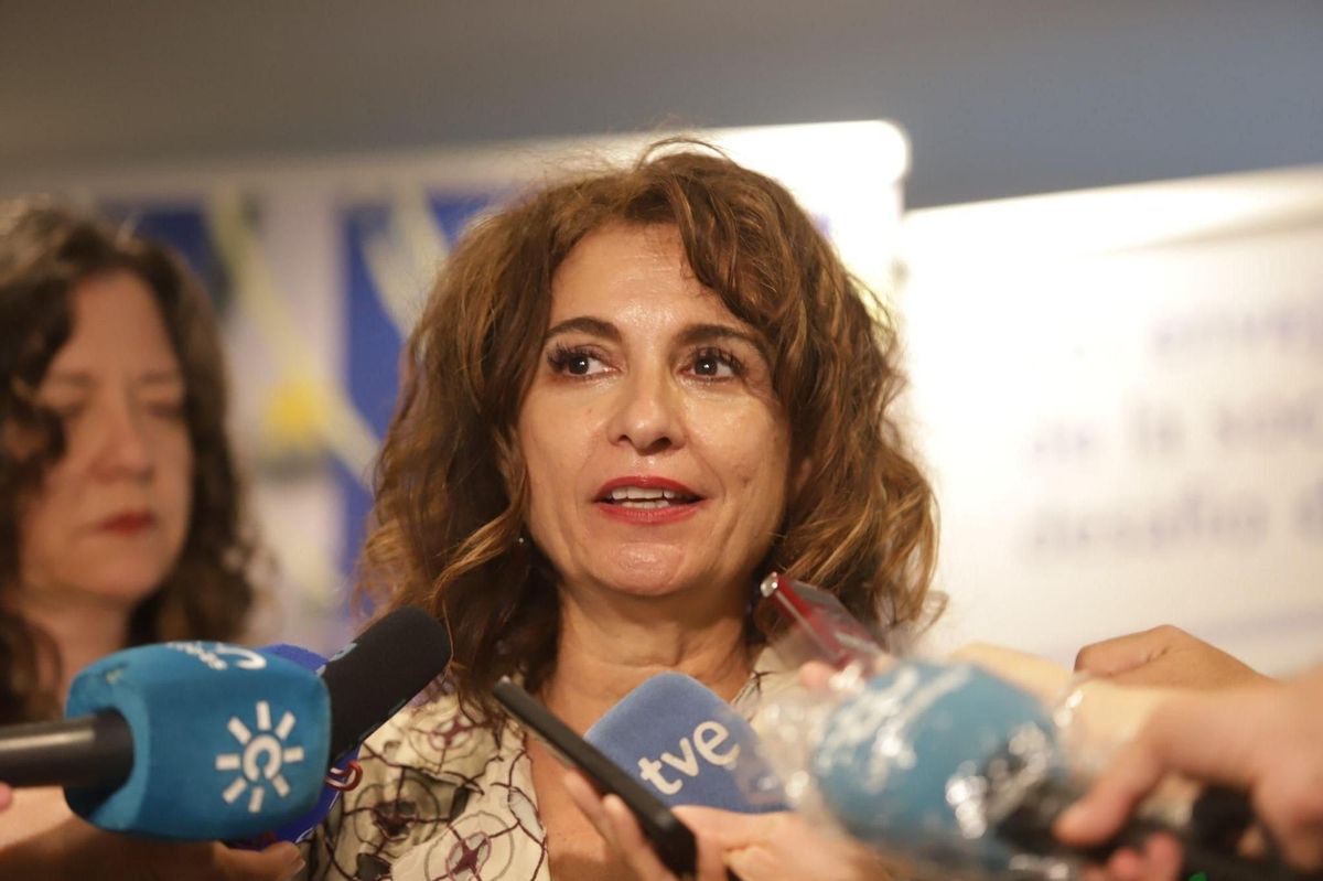 La ministra de Hacienda y Función Pública, María Jesús Montero, atiende a los medios antes de participar en la clausura del XII Congreso Notarial Español El envejecimiento de la sociedad: principal desafío del siglo La ministra de Hacienda y Función Pública, María Jesús Montero, atiende a los medios antes de participar en la clausura del XII Congreso Notarial Español El envejecimiento de la sociedad: principal desafío del siglo