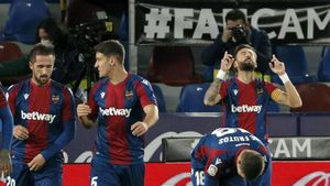 Morales celebra uno de sus goles mirando al cielo Morales celebra uno de sus goles mirando al cielo