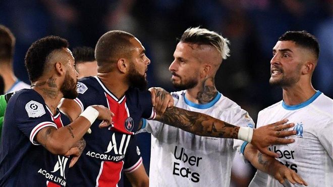 Momento de la pelea que se organizó al final del partido Momento de la pelea que se organizó al final del partido