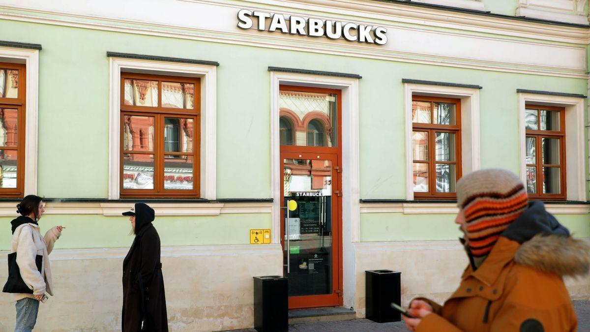 Starbucks se va de Rusia.